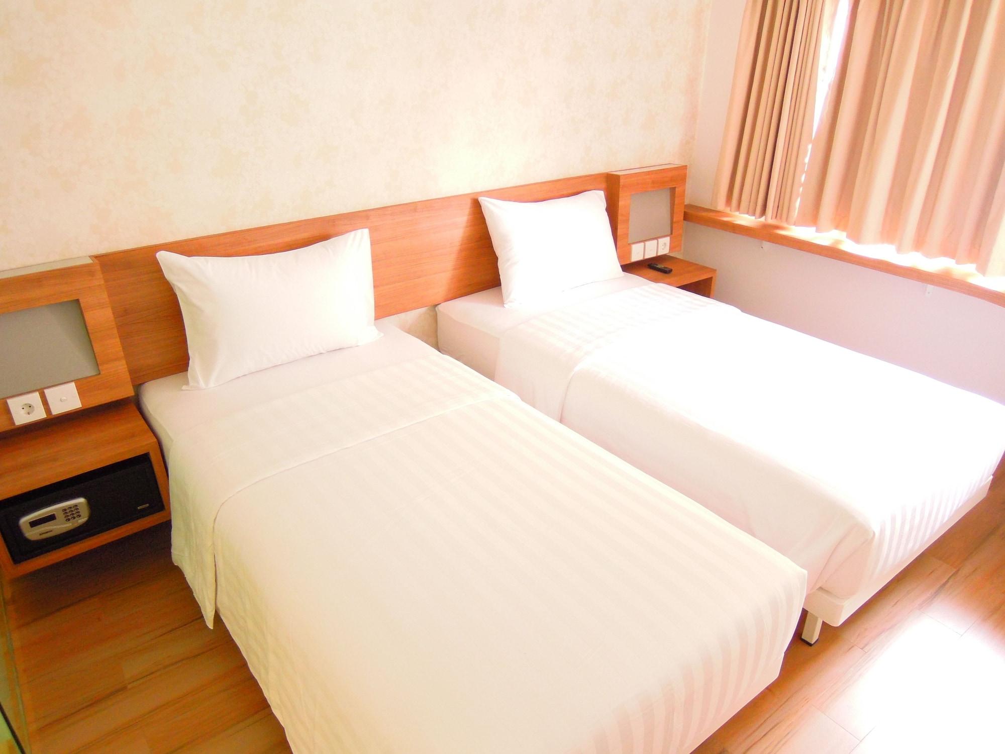 Whiz Hotel Cikini Jakarta Exterior photo
