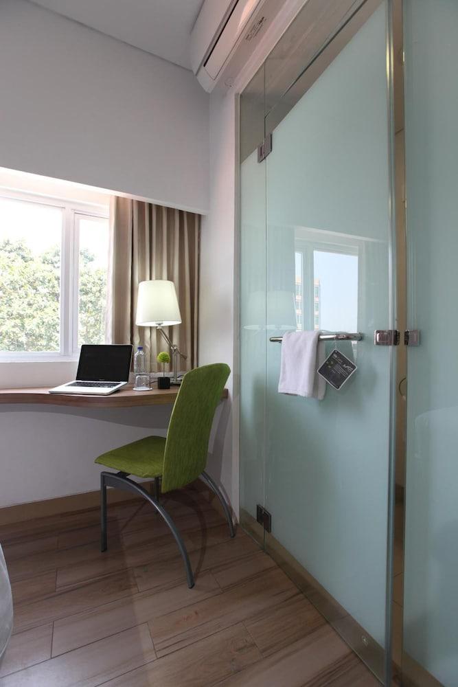 Whiz Hotel Cikini Jakarta Exterior photo