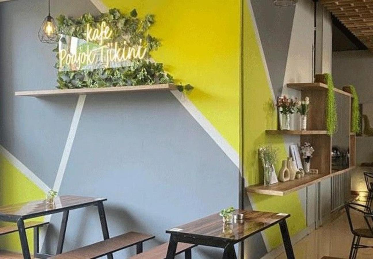 Whiz Hotel Cikini Jakarta Exterior photo