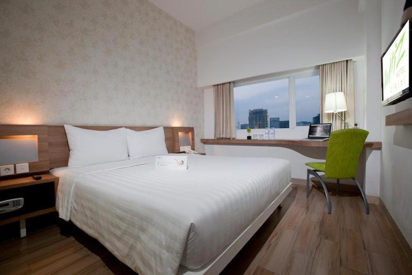 Whiz Hotel Cikini Jakarta Exterior photo