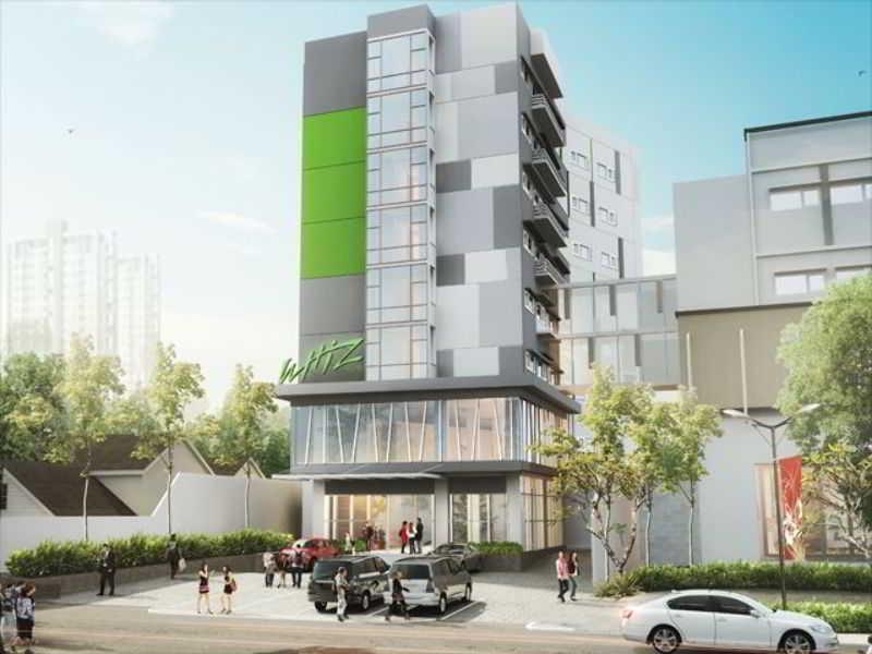 Whiz Hotel Cikini Jakarta Exterior photo