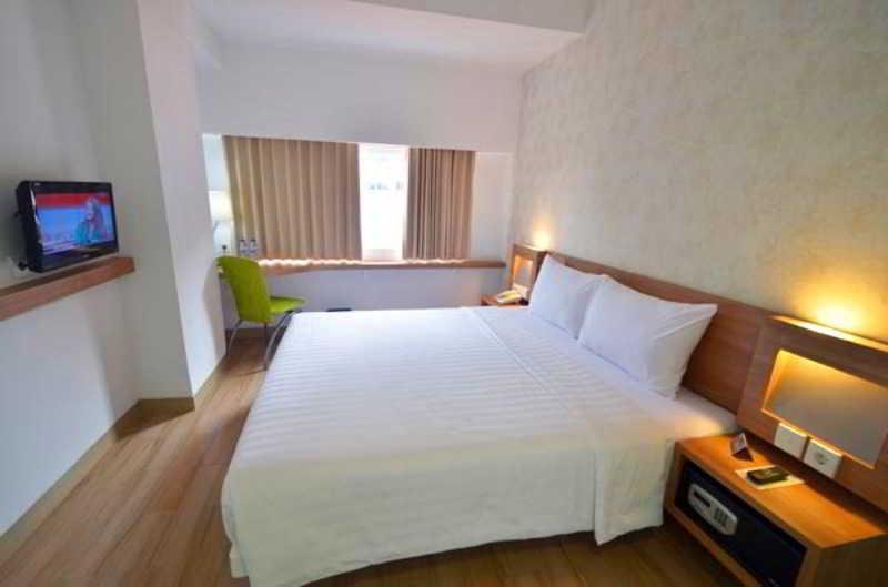 Whiz Hotel Cikini Jakarta Exterior photo
