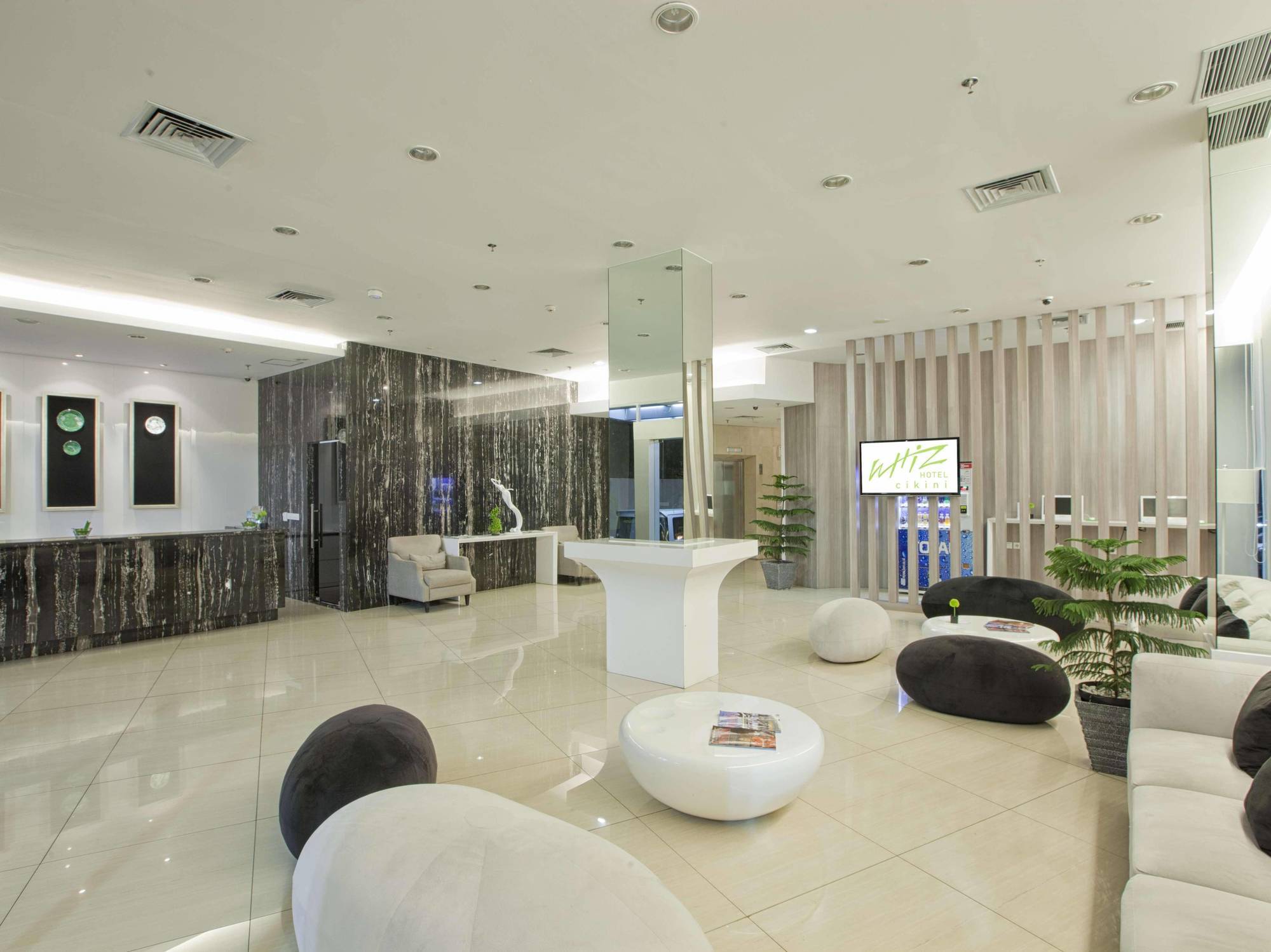 Whiz Hotel Cikini Jakarta Exterior photo
