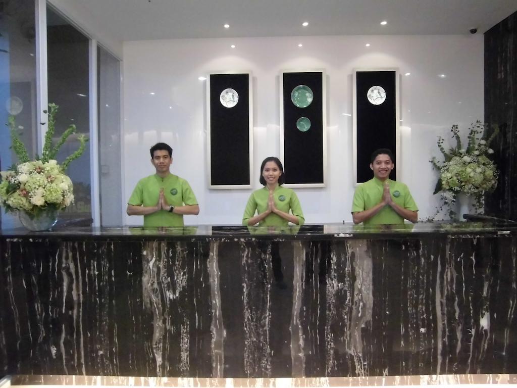 Whiz Hotel Cikini Jakarta Exterior photo